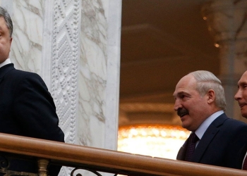 El presidente ucraniano Poroshenko mira hacia Lukashenko y Putin, en la cumbre de Minsk. Foto: REUTERS