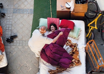 El fotógrafo argentino Andres Kudacki documentó uno de los días en los que la familia desahuciada durmió al raso en un patio cercano a su hogar en septiembre de 2013.