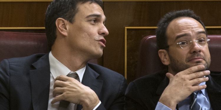 Pedro Sánchez y Antonio Hernando. Foto: Reuters