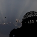Los pájaros vuelan sobre el una cúpula en Hiroshima. REUTERS