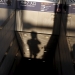 Un fotógrafo a la entrada de un centro comercial subterráneo en Hiroshima. REUTERS