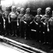 ‘LOS MINIONS’ NAZIS. Este bulo aseguraba que los dibujos se habían inspirado en esta foto de niños judíos con los que experimentaban los nazis. En realidad la imagen muestra a buzos británicos.