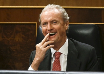 Spain's Defence Minister Pedro Morenes (R) and Treasury and Public Administration Minister Cristobal Montoro react during a government control session at Spain's Parliament in Madrid, Spain, June 17, 2015. REUTERS/Andrea Comas - RTX1GV4L