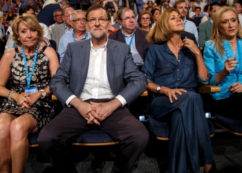 L-R: Madrid town hall councillor Esperanza Aguirre, Prime Minister Mariano Rajoy, People's Party (PP) party secretary, Maria Dolores de Cospedal and Madrid regional president Cristina Cifuentes attend a party rally in Madrid, Spain, July 11, 2015. Spain said on Friday it would cut central government spending further in 2016, offsetting broad-based tax cuts unveiled last week as it looks to keep a healthy economic recovery on track ahead of national elections. REUTERS/Andrea Comas - RTX1JZCM