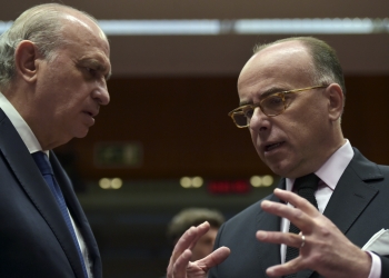 El ministro del Interior español, Jorge Fernández Díaz, charla con su homólogo francés Bernard Cazeneuve  durante un encuentro en Bruselas. November 9, 2015. REUTERS/Eric Vidal - RTS65VF