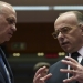 El ministro del Interior español, Jorge Fernández Díaz, charla con su homólogo francés Bernard Cazeneuve  durante un encuentro en Bruselas. November 9, 2015. REUTERS/Eric Vidal - RTS65VF