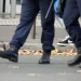 La POlicía pasa al lado de un par de zapatillas abandonadas en una de las zonas de los ataques de París.      REUTERS/Charles Platiau - RTS6Y5C