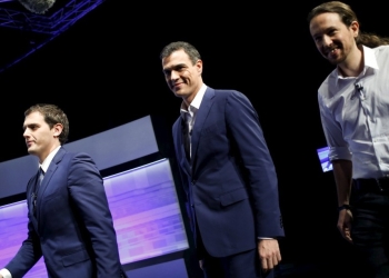 Three of the main candidates for Spain's national election (L-R) Ciudadanos party leader Albert Rivera, Socialist party (PSOE) leader Pedro Sanchez and Podemos (We Can) party leader Pablo Iglesias, walk together before a live debate hosted by Spanish newspaper El Pais in Madrid, November 30, 2015. REUTERS/Juan Medina - RTX1WKKF