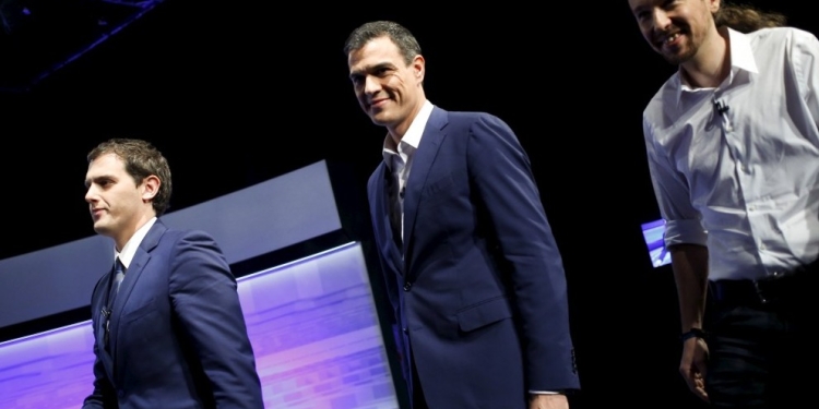 Three of the main candidates for Spain's national election (L-R) Ciudadanos party leader Albert Rivera, Socialist party (PSOE) leader Pedro Sanchez and Podemos (We Can) party leader Pablo Iglesias, walk together before a live debate hosted by Spanish newspaper El Pais in Madrid, November 30, 2015. REUTERS/Juan Medina - RTX1WKKF