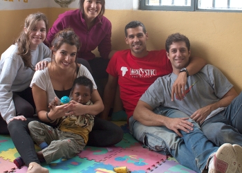 Pablo Llanes, en la imagen, con la camiseta de Holystic pro África, junto a varios voluntarios.