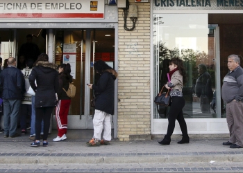 People queue outside a government-run job centre in Madrid, Spain, October 22, 2015. Spain's unemployment rate fell to its lowest level in over four years in the third quarter at 21.2 percent although the pace of job creation slowed slightly just weeks ahead of a closely fought general election. Frustration over an enduring jobs crisis will weigh on the Dec. 20 vote, with many Spaniards divided over whether their prospects are improving after a double-dip recession that sent unemployment soaring to nearly 27 percent in 2013.  REUTERS/Andrea Comas - RTS5LKX