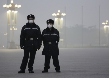 Dos policías con máscaras de protección en la Plaza de Tiananmen (Pekin).