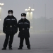 Dos policías con máscaras de protección en la Plaza de Tiananmen (Pekin).