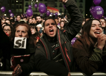 Podemos (We Can) party supporters react after results were announced in Spain's general election in Madrid, Spain, December 20, 2015.    REUTERS/Sergio Perez  - RTX1ZIV1