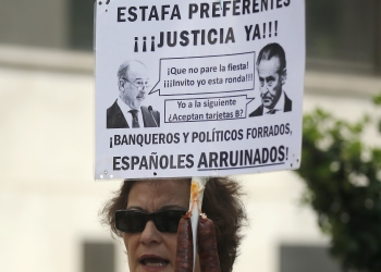 Pancarta contra Rato y Blesa en una protesta.