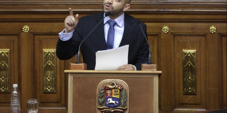 Venezuelan singer Miguel Ignacio Mendoza (C), known as Nacho, member of pop duo "Chino & Nacho", addresses during the special session of the National Assembly commemorating the Day of the Youth, in front of Henry Ramos, president of the National Assembly and deputy of the Venezuelan coalition of opposition parties (MUD), in Caracas, February 12, 2016. REUTERS/Marco Bello - RTX26PM5