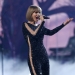 Taylor Swift interpreta 'Out of the Woods'.