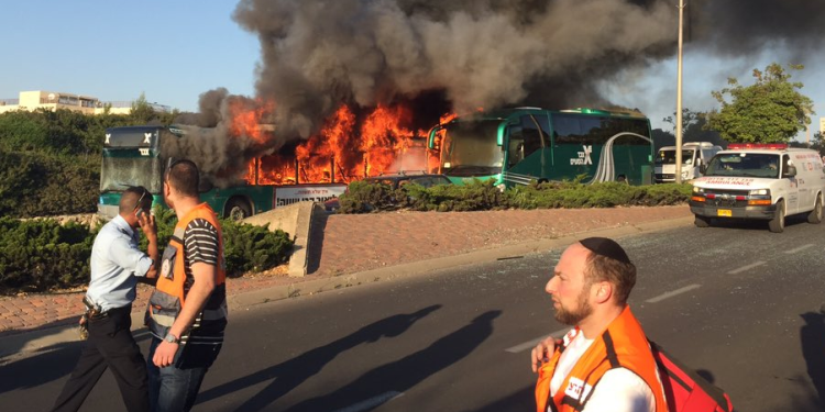 Explosión de un autobús en Jerusalén. FOTO: Twitter