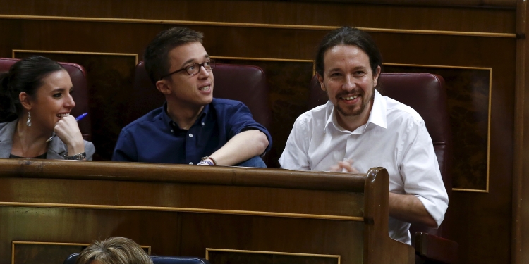 Podemos (We Can) party leader Pablo Iglesias (R) and party deputies attend an investiture debate at parliament in Madrid, Spain,  March 2, 2016.  REUTERS/Andrea Comas  - RTS8WEZ