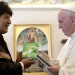 Bolivia's President Evo Morales (L) exchanges gifts with Pope Francis during a meeting at the Vatican April 15, 2016. REUTERS/Alessandra Tarantino/Pool - RTX2A32X