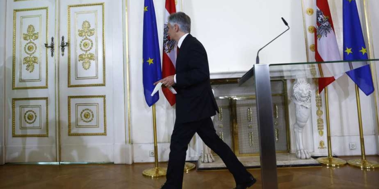 Austrian Chancellor Werner Faymann leaves a news conference in Vienna, Austria, May 9, 2016.   REUTERS/Leonhard Foeger - RTX2DGHF