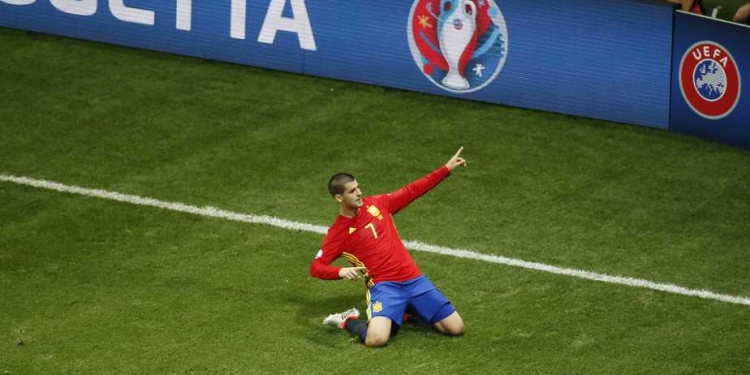 Football Soccer - Spain v Turkey - EURO 2016 - Group D - Stade de Nice, Nice, France - 17/6/16
Spain's Alvaro Morata celebrates after scoring their first goal 
REUTERS/Eric Gaillard
Livepic - RTX2GUIX