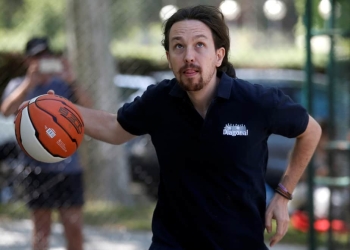 Podemos (We Can) leader Pablo Iglesias, plays ball on the eve of Spain's general election in Madrid, Spain, June 25, 2016. REUTERS/Javier Barbancho   - RTX2I4JM