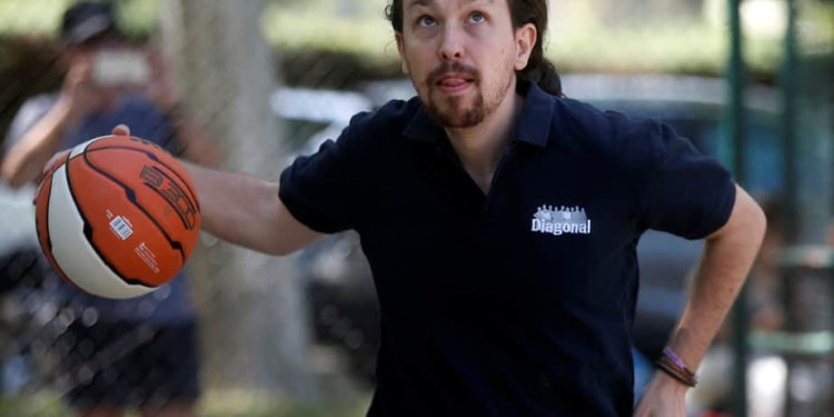 Podemos (We Can) leader Pablo Iglesias, plays ball on the eve of Spain's general election in Madrid, Spain, June 25, 2016. REUTERS/Javier Barbancho   - RTX2I4JM