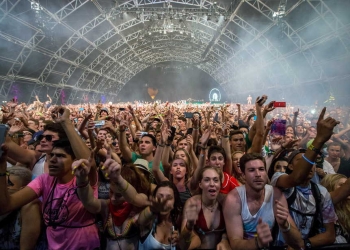 Fans listen to David Guetta at the Coachella Valley Music and Arts Festival in Indio, California April 12, 2015. REUTERS/Lucy Nicholson - RTR4X3P8