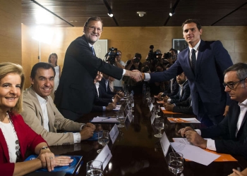 firma del acuerdo entre PSOE y Ciudadanos, Mariano Rajoy y Albert Rivera. FOTO: Reuters