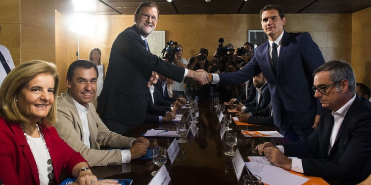 firma del acuerdo entre PSOE y Ciudadanos, Mariano Rajoy y Albert Rivera. FOTO: Reuters