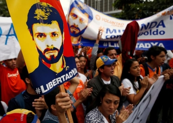 Manifestantes portan la imagen de Leopoldo López. Reuters