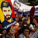 Manifestantes portan la imagen de Leopoldo López. Reuters