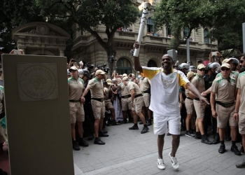 El barrendero Renato Sorriso lleva la antorcha olímpica nada más llegar a Río.  FOTO: Reuters