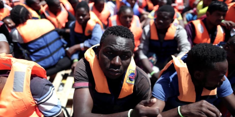 migrantes rescatados en el mar.
