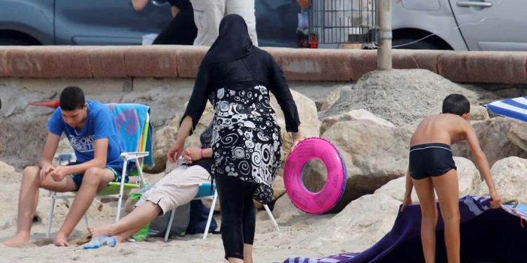 Una mujer musulmana vestida con un burkini.