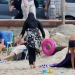 Una mujer musulmana vestida con un burkini.