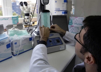 Un trabajador en un laboratorio. Foto: Reuters