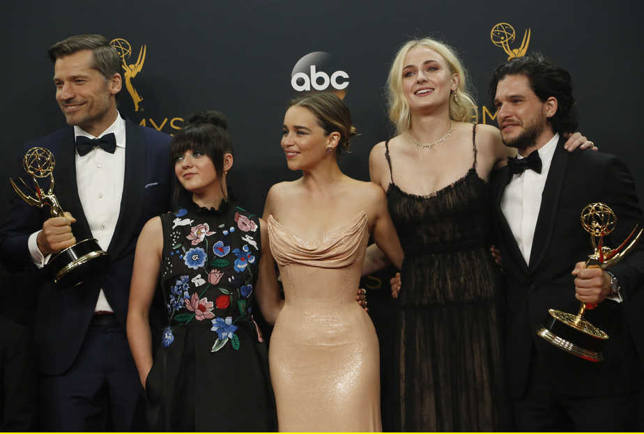 Nikolaj Coster-Waldau (L), Maisie Williams, Emilia Clarke, Sophie Turner and Kit Harrington of HBO's "Game of Thrones" pose backstage with their award for Oustanding Drama Series at the 68th Primetime Emmy Awards in Los Angeles, California U.S., September 18, 2016.   REUTERS/Mario Anzuoni - RTSOCLP