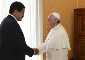 Pope Francis shakes hands with Venezuela's President Nicolas Maduro during a meeting at the Vatican June 17, 2013.   REUTERS/Andreas Solaro/Pool      (VATICAN - Tags: RELIGION POLITICS) - RTX10QPY