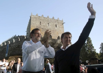 Spain's Prime Minister Mariano Rajoy (L) and Galician President Alberto Nunez Feijoo attend the opening of a political event of the ruling Popular Party (PP) at a castle in the Galician village of Soutomaior, northern Spain, August 30, 2015. REUTERS/Miguel Vidal - RTX1Q97W