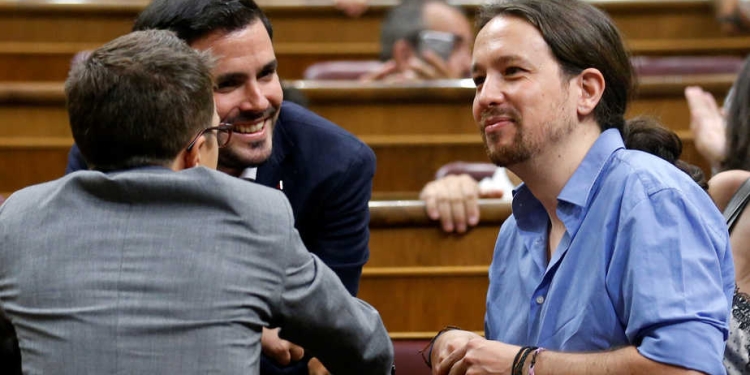 Podemos (We Can) party leader Pablo Iglesias (R), party member Inigo Errejon, and Izquierda Unida (United Left) leader Alberto Garzon (C) talk before an investiture debate at parliament in Madrid, Spain August 31, 2016. REUTERS/Andrea Comas - RTX2NPA1