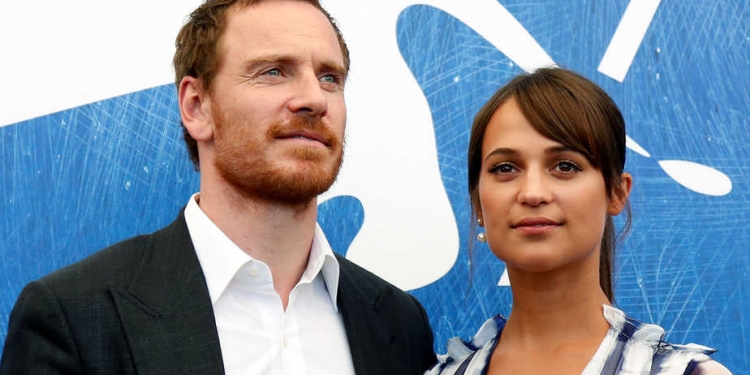 Actors Michael Fassbender (L) and Alicia Vikander pose as they attend the photocall for the movie "The Light Between Oceans" at the 73rd Venice Film Festival in Venice, Italy September 1, 2016. REUTERS/Alessandro Bianchi - RTX2NRGT