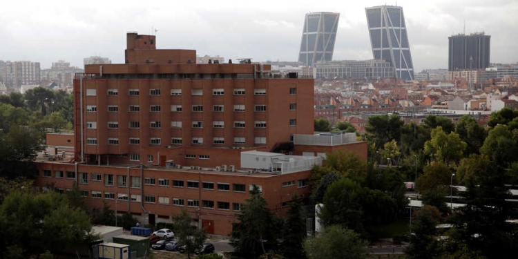A general view of the Carlos III hospital is seen in Madrid, Spain October 7, 2014. A nurse who contracted Crimean-Congo hemorrhagic fever (CCHF) is being treated at the hospital. REUTERS/Andrea Comas/File Photo - RTX2NRYA