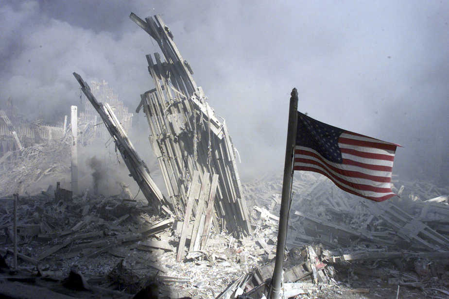 Bandera de EEUU entre los escombros del World Trade Center el 11S. Foto Reuters