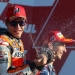 El piloto de Honda Marc Márquez logró su tercer campeonato de MotoGP en cuatro años el domingo al vencer en el Gran Premio de Japón después de que sus rivales por el título, Valentino Rossi y Jorge Lorenzo abandonaran la carrera tras sendos accidentes. Imagen de archivo de Marc Marquez juntro con el piloto de Yamaha Jorge Lorenzo tras la carrera disputada en el circuito Ricardo Tormo de Cheste, cerca de Valencia, el 8 de noviembre de 2015. REUTERS/Heino Kalis