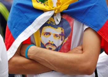 Un simpatizante de la oposición portando una camiseta a favor de Leopoldo López. FOTO: Reuters