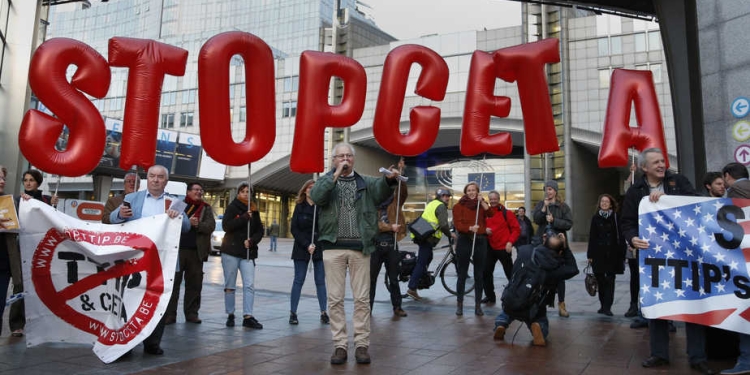 Demonstrators protest against CETA outside the EU summit in Brussels, Belgium, October 20, 2016.   REUTERS/Francois Lenoir - RTX2PQIC