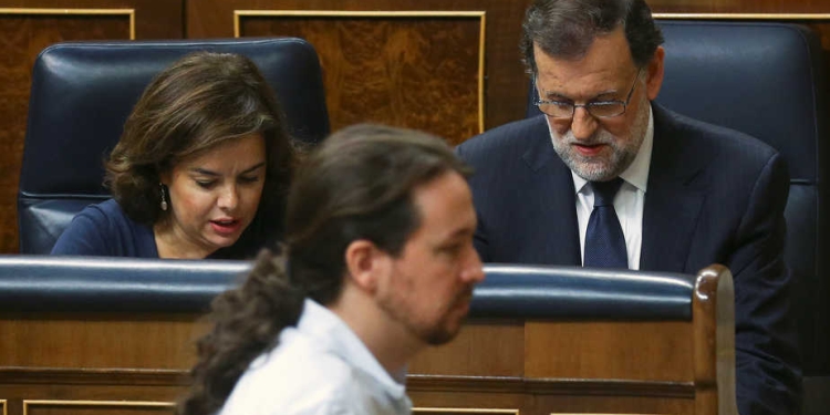 Mariano Rajoy y Pablo Iglesias, durante la sesión de investidura del 27 de octubre. FOTO: Reuters