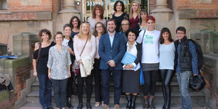 El conseller de Salut catalán, Toni Comín, junto a representantes del colectivo transexual. FOTO: Gencat
